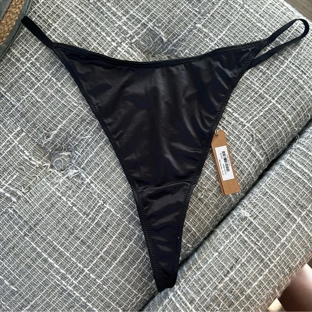 Skims black thong